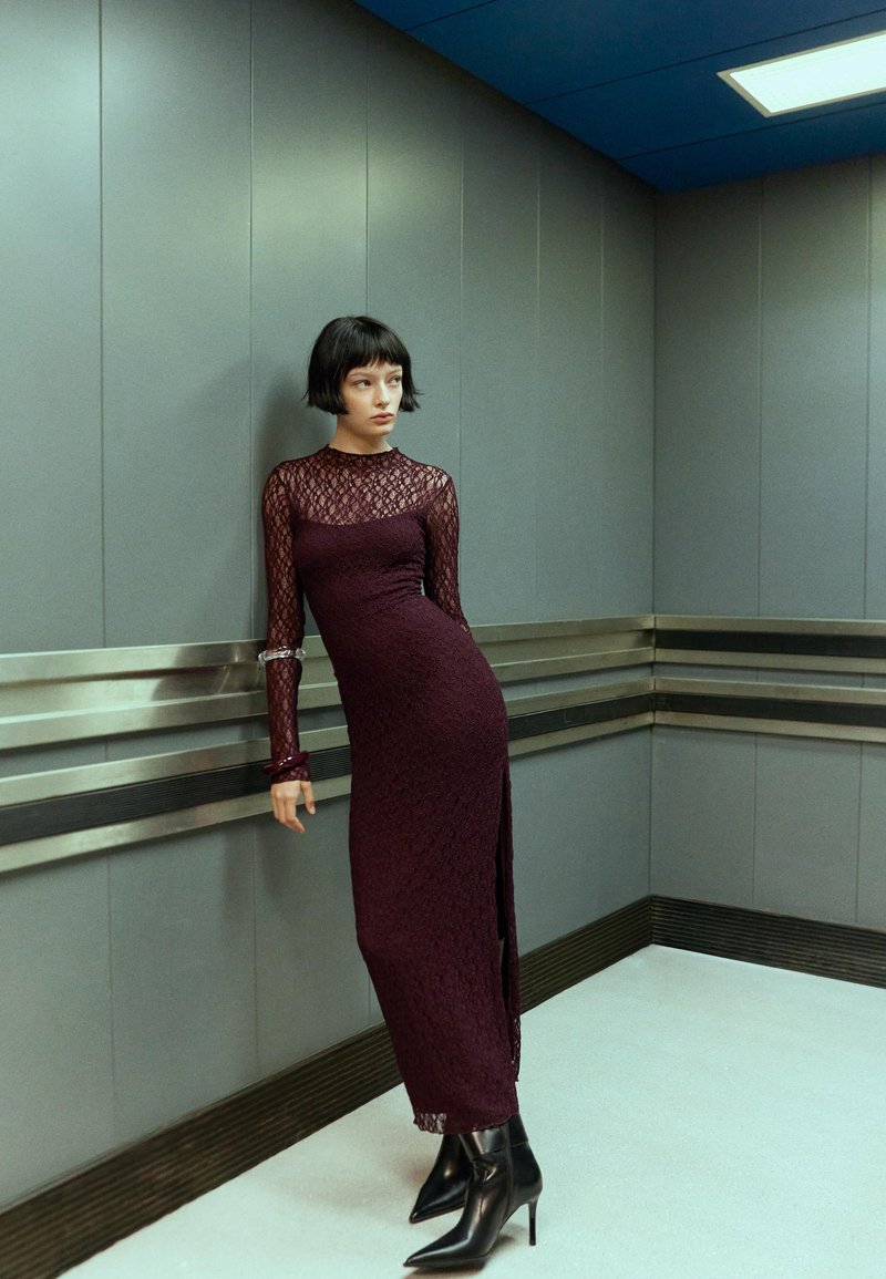 Bershka LONG-SLEEVE Vestito lungo bordeaux Zalando