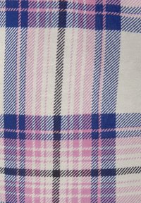 Geruite stof in wit, roze, blauw en zwart. Bevat een mix van dikke en dunne lijnen die rasterpatronen creëren met variërende dikte. Zachte textuur.