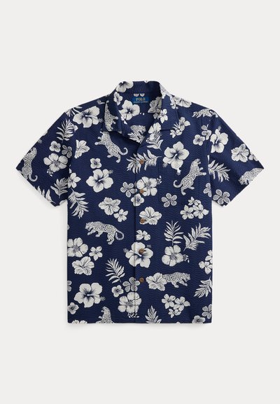 Koszula z krótkim rękawem w kolorze granatowym z białym kwiatowo-panterkowym wzorem, wykonana z teksturowanej tkaniny, z klasycznym kołnierzykiem.