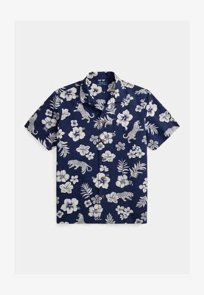 Koszula z krótkim rękawem w kolorze granatowym z białym kwiatowo-panterkowym wzorem, wykonana z teksturowanej tkaniny, z klasycznym kołnierzykiem.