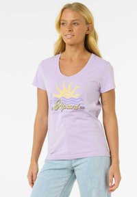 Lilla T-shirt med korte ærmer og v-hals, prydet med et grafik af en sol og en bølge. Den er lavet af blødt bomuldsstof og har en afslappet pasform.