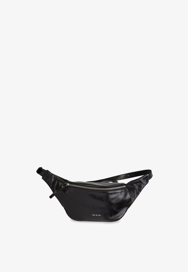 Czarna skórzana saszetka biodrowa o błyszczącym wykończeniu, zamykana z przodu na suwak, z regulowanym paskiem. Na przodzie znajduje się nazwa marki nadrukowana na biało.