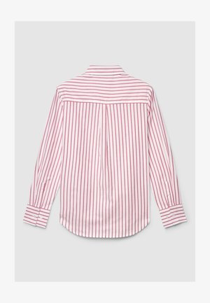 Camicia a maniche lunghe bianca con righe verticali rosse, caratterizzata da una spalla posteriore con piega, polsini con bottoni e un design classico del colletto.