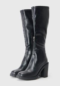 Cizme negre din piele cu toc înalt, până la genunchi, cu o textură fină, având un fermoar lateral și un design al tocului cilindric.