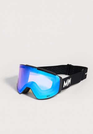 Masque de ski noir avec un large écran miroir bleu-violet et une sangle réglable ornée de la marque, présenté sur une surface blanche unie.
