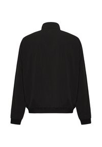 Suéter negro de manga larga con cuello alto, puños acanalados y cinturilla, mostrado desde la espalda sobre un fondo blanco.