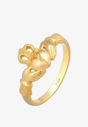 Guldfarvet ring med to hænder, der holder et hjerte, kronet på toppen. Glat finish med detaljerede håndakcenter. Markeret med "925."