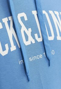 Jack & Jones JOSH MIT TUNNELZUG, KÄNGURUTASCHE UND LABEL-PRINT - Hoodie - pacific coast