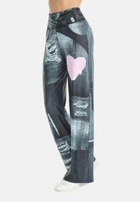 Hose mit weitem Bein aus Denim-Stoff, in dunkler Waschung mit Used-Effekten und einem pinkfarbenen Herz-Patch an der Seite. Verstellbarer Taillenbund.