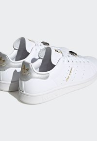 adidas Originals STAN SMITH - Matalavartiset tennarit - cloud white silver metallic gold metallic