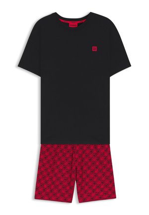 Μαύρο βαμβακερό T-shirt με κοντά μανίκια και μικρό κόκκινο λογότυπο στο στήθος, σε συνδυασμό με κόκκινα σορτς με επαναλαμβανόμενο σχέδιο "HUGO".