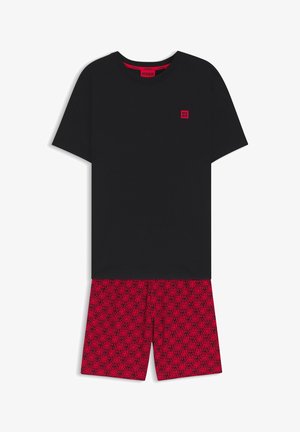 Mustast puuvillast T-särk lühikeste varrukatega ja väike punane logo rinnal, kombineeritud punaste lühikeste pükstega, millel kordub "HUGO" muster.