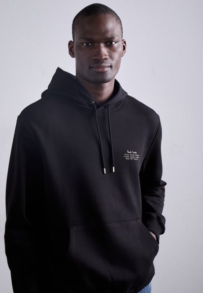 Sudadera negra hecha de tela texturizada con un bolsillo canguro, cordones ajustables y un pequeño logo blanco en el pecho.
