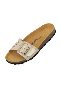 Infradito beige con una fascia ampia e dettaglio in fibbia, dotate di una soletta in sughero e suola in gomma nera texturizzata. Finitura in vernice liscia.