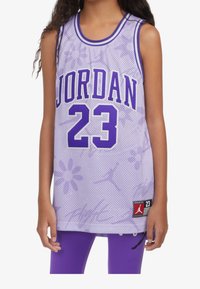 Maglia da basket in mesh viola con scritte "Jordan" e "23" in lettere grassetto, motivi floreali e un'etichetta con il logo Jordan sull'orlo.