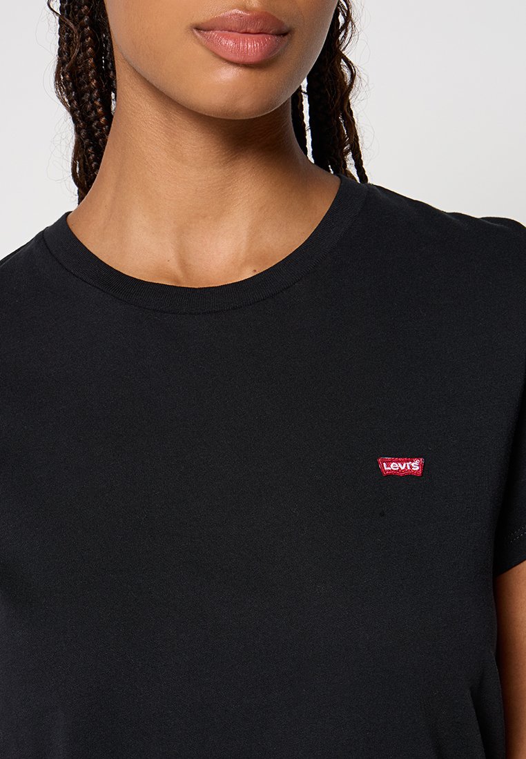 Zwarte T-shirt met korte mouwen en ronde hals, met een klein rood Levi's logo op de linkerkant van de borst. Gemaakt van zacht katoen.