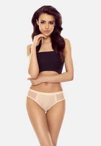 Beige Spitze Unterwäsche mit floralen Stickereien, die ein durchscheinendes Vorderteil und einen festen Bund aufweist. Kombiniert mit einem schwarzen gerippten Cropped Top.