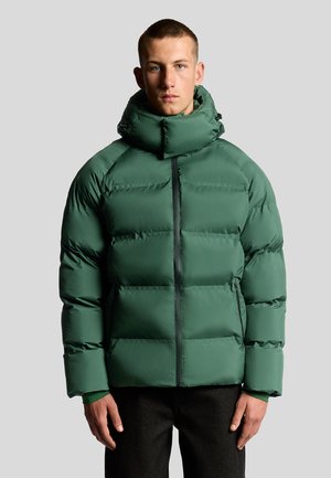 Grön puffjacka med hög krage, dragkedjestängning och sidofickor. Har en kviltad design och slät textur.