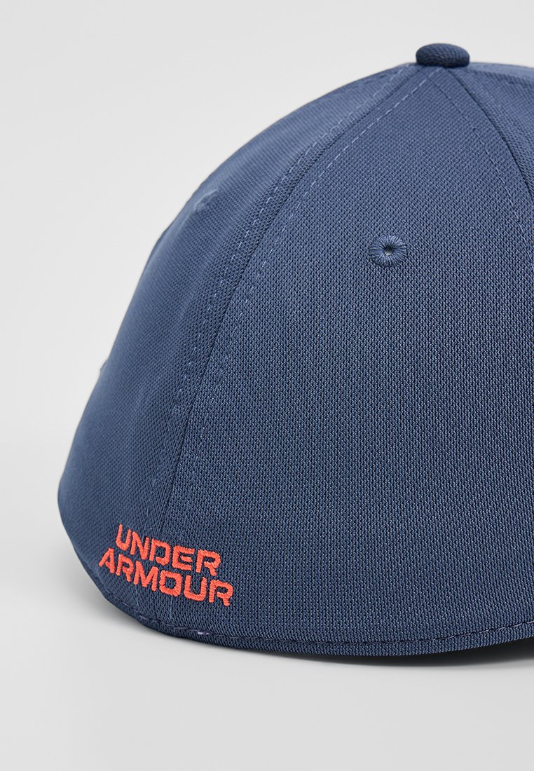 Dunkelblaue Mütze aus strukturiertem Stoff, mit einem gestickten orangefarbenen "UNDER ARMOUR"-Logo an der Seite und einem strukturierten Design.