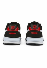 Baskets de sport noires avec des accents rouges et blancs, dotées d'un dessus texturé et d'une semelle rembourrée. Logo PUMA à l'arrière du talon et sur la languette.