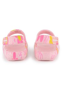 Ροζ λαστιχένια σανδάλια με υφασμένη σόλα και ανθικό σχέδιο με έντονες κίτρινες λεπτομέρειες. Πίσω λουράκι για ασφαλή εφαρμογή.