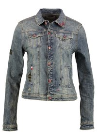 Wyblakła niebieska kurtka dżinsowa z zapięciem na guziki, kieszeniami na klatce piersiowej z klapami, kieszeniami bocznymi oraz subtelnymi przetarciami i kolorowymi ściegami.