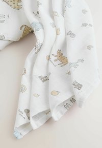 Tela blanca suave con ilustraciones en tonos marrón claro, gris y azul de animales, arcoíris y frutas en un patrón disperso.