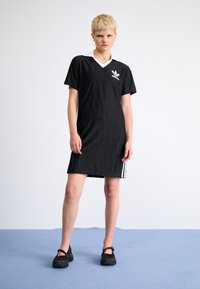 adidas Originals ADICOLOR 3-STRIPES PINSTRIPE - Trikotāžas kleita - black