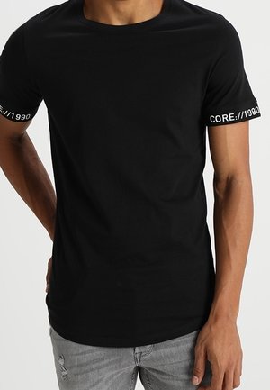 Czarny bawełniany T-shirt z krótkimi rękawami, na lewym rękawie biały napis „CORE://1990”. Gładka faktura, klasyczny krój z okrągłym dekoltem.