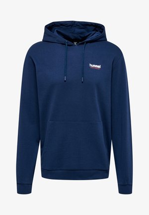 Granatowy hoodie z miękkiego materiału, z kieszenią kangurzą, kapturem z troczkami oraz małym białym i pomarańczowym logo na klatce piersiowej. Posiada ściągacze przy mankietach.
