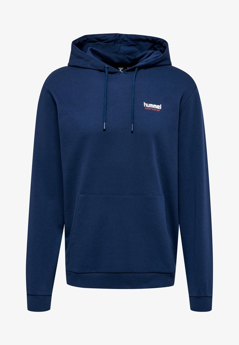 Marinblå hoodie i mjukt material med en kenguruficka, en huva med dragsko och en liten vit och orange logotyp på bröstet. Har ribbade ärmslut.