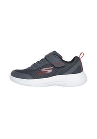 Scarpa sportiva grigia con superiore in rete, suola bianca, dettagli rossi, cinturino regolabile e lacci tradizionali. Progettata per comfort e supporto.