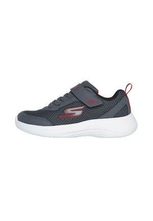Scarpa sportiva grigia con superiore in rete, suola bianca, dettagli rossi, cinturino regolabile e lacci tradizionali. Progettata per comfort e supporto.