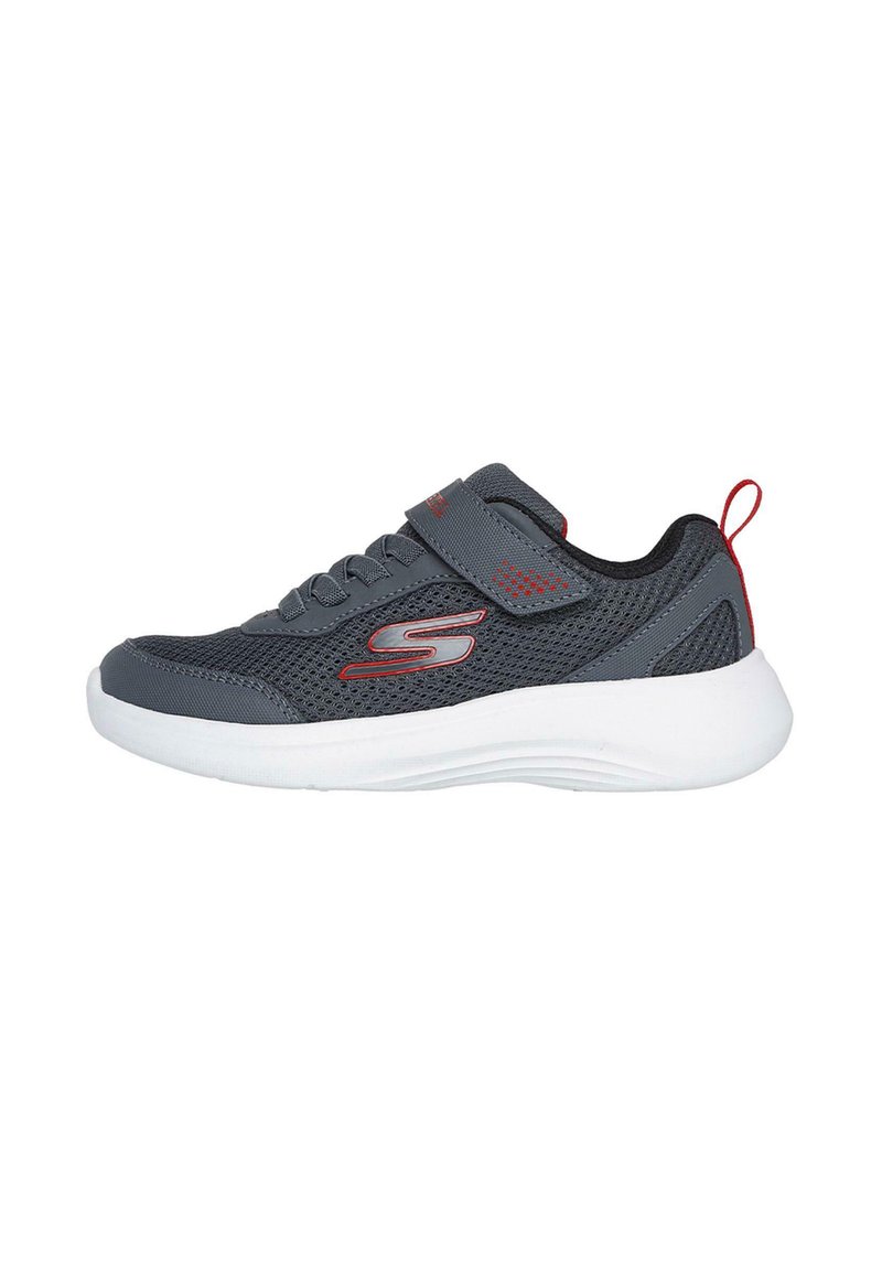 Scarpa sportiva grigia con superiore in rete, suola bianca, dettagli rossi, cinturino regolabile e lacci tradizionali. Progettata per comfort e supporto.