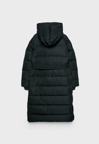 Parka nera imbottita con cappuccio, caratterizzata da un design a righe orizzontali, maniche lunghe e una cintura removibile in vita. Texture liscia.