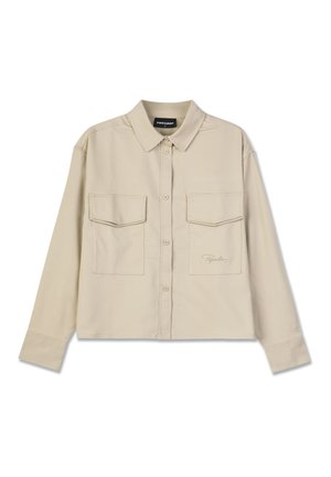 Camicia beige con colletto, maniche lunghe e due tasche sul petto. Presenta un logo ricamato e una texture liscia e morbida.