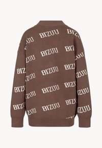 Bruine gebreide trui met een all-over witte "BIZUU" logo patroon, in een ontspannen vorm en met geribbelde manchetten en zoom.