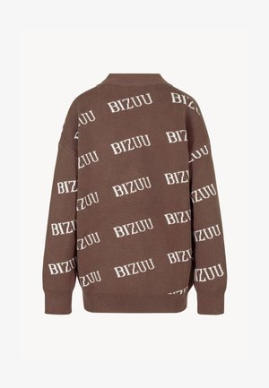 Brązowy sweter dzianinowy z całkowitym wzorem logo "BIZUU" w białym kolorze, o luźnym kroju oraz ściągaczach przy rękawach i dolnym brzegiem.