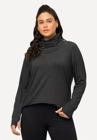 Top grigio scuro a maniche lunghe con collo drappeggiato e vestibilità rilassata, dotato di aperture per il pollice nelle maniche lunghe e una texture morbida e liscia.