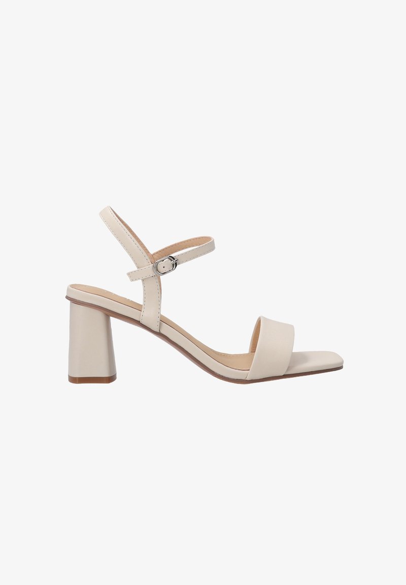 Beige leren sandaal met een blokhak, open teen en twee banden. De enkelband heeft een verstelbare gesp voor een veilige pasvorm.