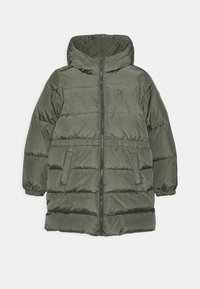 Olivově zelená zateplená bunda s kapucí, která má zip a dvě boční kapsy. Hladký nylonový materiál s horizontálním prošíváním.