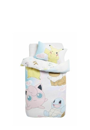 Juego de cama individual con personajes coloridos de Pokémon, incluyendo a Pikachu, Jigglypuff, Eevee y Squirtle en la funda nórdica y la funda de la almohada.