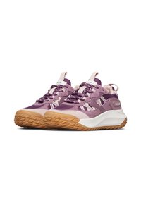 Scarpe da ginnastica viola e rosa pallido con materiali in rete e camoscio, dotate di una robusta intersuola bianca e una suola in gomma naturale con grip texturizzato.