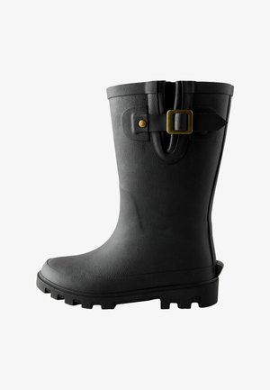 Cizmă de ploaie neagră din cauciuc cu talpă texturată și o curea decorativă cu cataramă din alamă aproape de vârf, prezentată din lateral pe fundal alb.