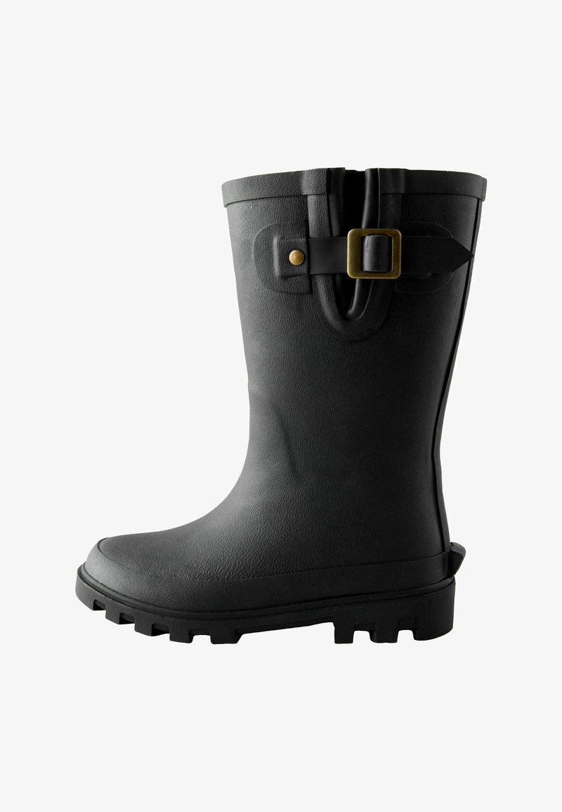 Botte de pluie en caoutchouc noir avec semelle texturée et sangle décorative avec boucle en laiton près du haut, vue de côté sur fond blanc.