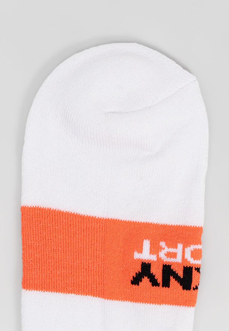 Calcetín blanco con una banda a rayas naranja y blanca. La palabra "SPORT" está impresa en negro en la sección naranja. Textura suave de punto, con puntera redondeada.