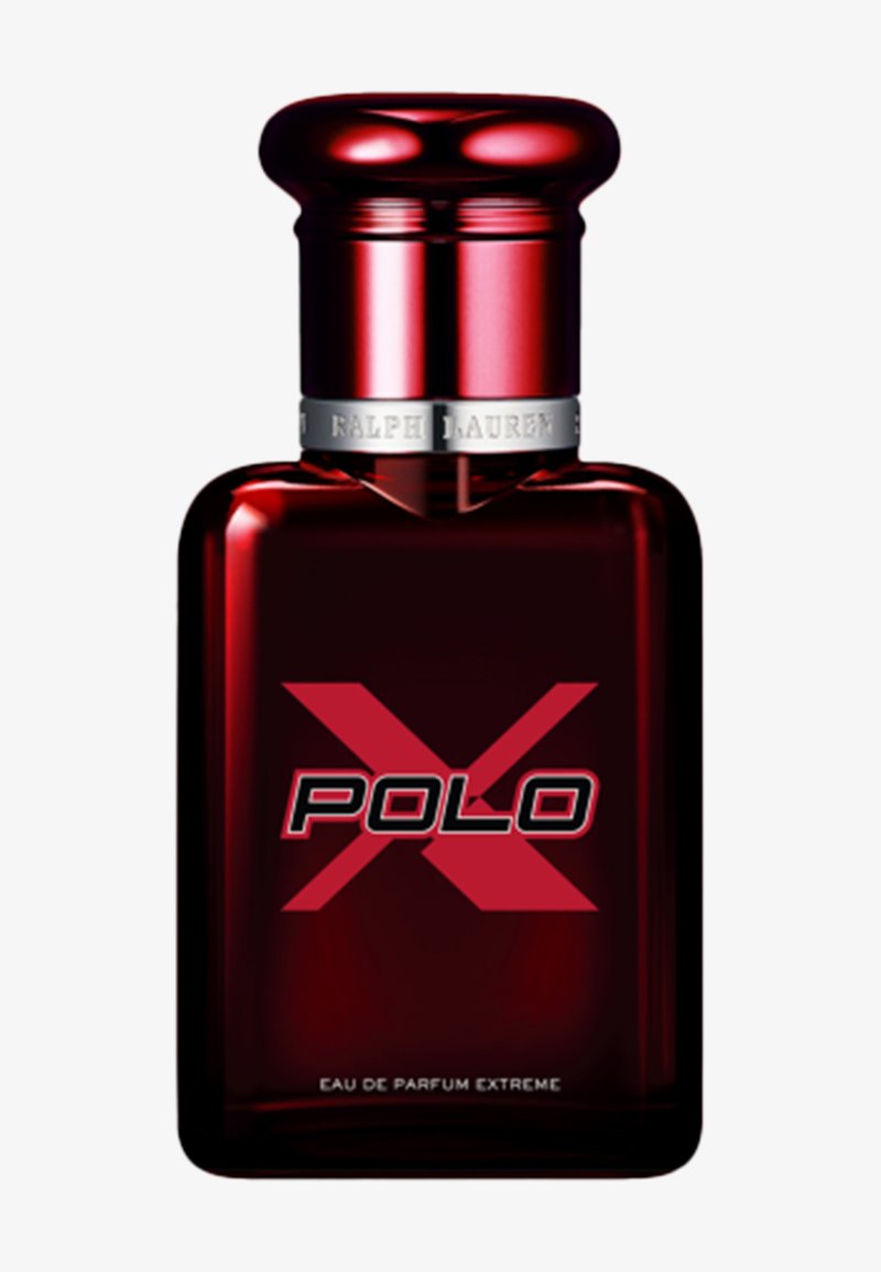 Bouteille en verre rouge avec un bouchon cylindrique, une bande argentée portant l'inscription « Ralph Lauren », et une typographie noire indiquant « POLO X » et « EAU DE PARFUM EXTREME ».