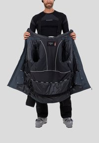 Herren isolierte Jacke in Dunkelgrau mit einem kontrastierenden schwarzen Innenfutter. Sie verfügt über Reißverschlusstaschen, verstellbare Bündchen und ein inneres Netzfutter.