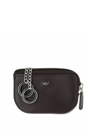 Pochette à clés en cuir marron foncé avec fermeture éclair, deux chaînes argentées et anneaux de clés attachés sur fond blanc.