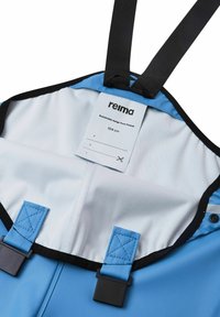 Overoles impermeables azules con tirantes negros, con un interior blanco y una etiqueta marcada como "reima", que indica un diseño sostenible y un tamaño de 104 cm.